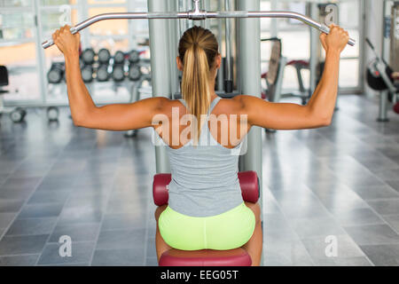 Jolie jeune femme dans la salle de sport de formation Banque D'Images