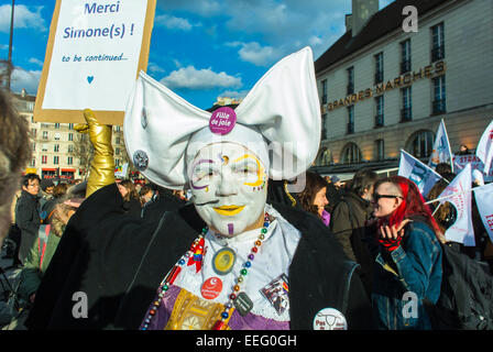 Paris, France, groupes de N.G.O., manifestation féministe en l'honneur du 40e anniversaire de la légalisation de la loi sur l'avortement, travesti en costume de nonne. Sœurs de l'indulgence perpétuelle, rallye pro choix, travesti, personnes étranges insolites Banque D'Images