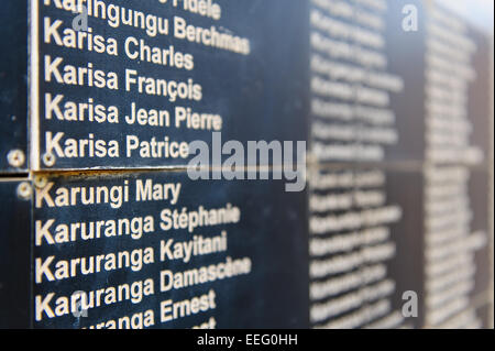 Les noms des victimes du génocide rwandais de 1994. Mémorial du Génocide de Kigali Centre. Kigali, Rwanda. Banque D'Images