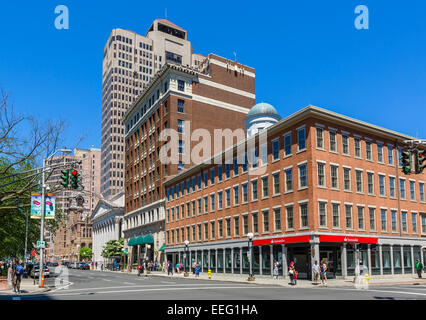 La rue de l'église au centre-ville de New Haven, Connecticut, USA Banque D'Images