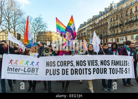 Paris, France, groupes d'ONG françaises, manifestation féministe en l'honneur du 40e anniversaire de la légalisation de la loi sur l'avortement, manifestation Inter LGBTQ, ONG, foule d'adolescents tenant des bannières « pro Choice » activisme féministe, pancarte des droits des homosexuels, activisme des femmes, libération des femmes Banque D'Images