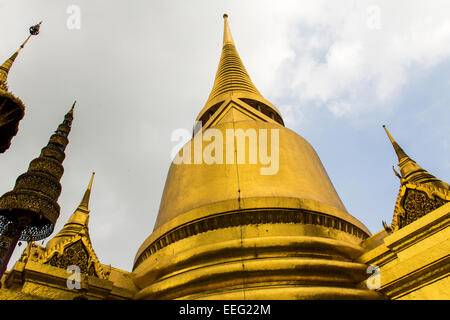 Stupa doré de Wat Phra Keo, le Temple du Bouddha d'Émeraude, partie du grand complexe de Palais à Bangkok, Thaïlande Banque D'Images