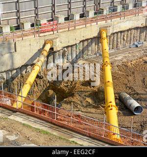 Coin hydraulique struts contreventement placés sur les murs de sous-sol pendant les travaux de fondation sur les vieux Heygate Estate Southwark London England UK Sud Banque D'Images