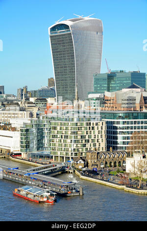 De haut en bas sur la Tamise de Tower Pier et dominé par le nouveau bloc de bureau historique talkie walkie skyscraper City of London England UK Banque D'Images