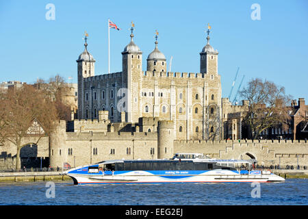 Thames Clipper catamaran grande vitesse de banlieue et le service de bus touristiques river en passant la Tour de Londres Angleterre Royaume-uni Banque D'Images