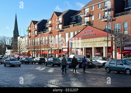 Romford Market place les jours d'hiver humides utilisé comme parking public les jours hors marché inclut Shopping Hall arcade Romford London UK Banque D'Images