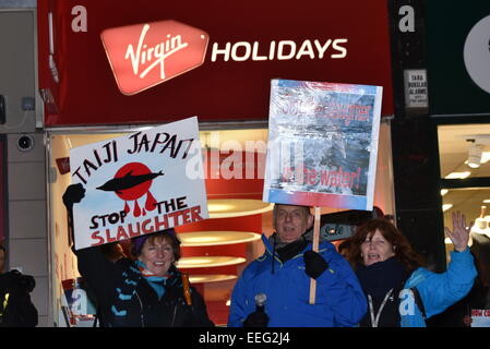 Londres, Royaume-Uni, le 17 Jan, 2015 : Des centaines de manifestants bruits continuent de protester contre l'abattage des Dauphins de Taiji et de captivité à l'avant de Virgin Holidays voyages vente de billets Seaworld Maison de vacances à Londres. Credit : Voir Li/Alamy Live News Banque D'Images