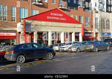 Romford Shopping Hall et parking dans le marché pour un jour de marché non London England UK (reportez-vous à la description de "Romford Essex') Banque D'Images