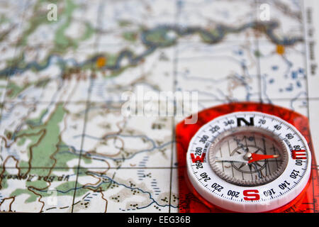 Le compas magnétique est situé sur une carte topographique. L'équipement pour voyager - Carte et boussole. Banque D'Images