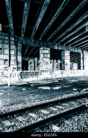 Des voies de chemin de fer sous un pont à Philadelphie, Pennsylvanie. Banque D'Images