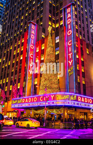 NEW YORK CITY - déc. 03, 2013 : New York City Landmark, le Radio City Music Hall à Rockefeller Center comme vu sur 03 Décembre, 2013 déco Banque D'Images