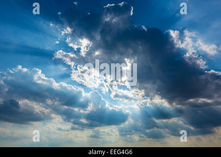Ciel nuageux nuages spectaculaires avec de vrais rayons de soleil contexte Banque D'Images