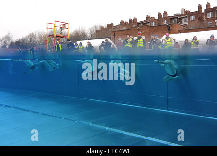 Londres, Royaume-Uni, 17 janvier 2015. Chaudement enveloppé de spectateurs et supporters regarder les nageurs sur le point de commencer une course dans l'eau c'est la colline du Parlement à 4.5ºC nage glacée Hootenanny Crédit : Susanne Masters/Alamy Live News Banque D'Images