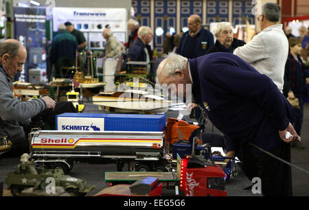 Londres, Grande-Bretagne. 17 Jan, 2015. Visitez le modèle Hobbiests Londres Génie Exposition au Alexandra Palace à Londres, Grande-Bretagne, le 17 janvier, 2015 sur. Les trois jours de l'ouverture de l'exposition le 16 janvier a une gamme complète de la modélisation de l'ingénierie des modèles traditionnels, les locomotives à vapeur et les moteurs de traction au moyen de kits d'Airfix, opérationnels et de figurines jouets et gadgets modernes, y compris la télécommande camions, bateaux, avions, hélicoptères et des robots. Plus de 50 modèles d'outre-mer britannique et les associations ont participé à l'exposition. Credit : Han Yan/Xinhua/Alamy Live News Banque D'Images