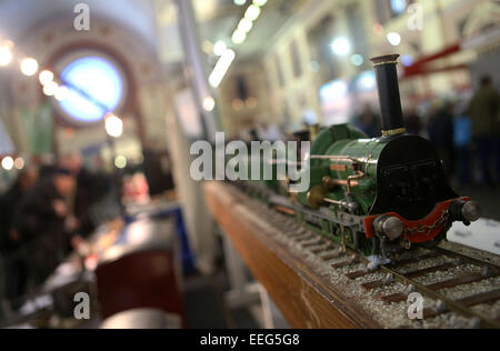 Londres, Grande-Bretagne. 17 Jan, 2015. Un modèle réduit de train s'affiche au cours de l'ingénierie des modèles Londres Exposition à l'Alexandra Palace à Londres, Grande-Bretagne, sur le 17 janvier 2015. Les trois jours de l'ouverture de l'exposition le 16 janvier a une gamme complète de la modélisation de l'ingénierie des modèles traditionnels, les locomotives à vapeur et les moteurs de traction au moyen de kits d'Airfix, opérationnels et de figurines jouets et gadgets modernes, y compris la télécommande camions, bateaux, avions, hélicoptères et des robots. Plus de 50 modèles d'outre-mer britannique et les associations ont participé à l'exposition. Credit : Han Yan/Xinhua/Alamy Live News Banque D'Images