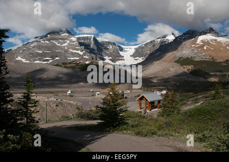 Glacier Athabasca et Columbia Icefield comme vu de dessus le champ de glace Columbia Discovery Centre, promenade des Glaciers, Canada Banque D'Images