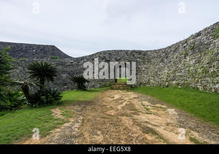 Une porte dans le mur de château de Zakimi. Banque D'Images