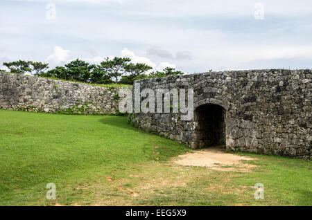 Une porte dans le mur de château de Zakimi. Banque D'Images