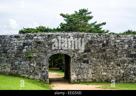 Une porte dans le mur de château de Zakimi. Banque D'Images