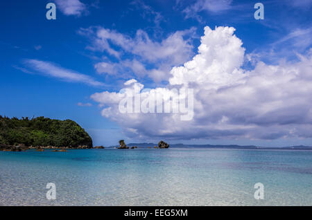 Vue de la plage à Tsuken Island à Okinawa, au Japon. Banque D'Images