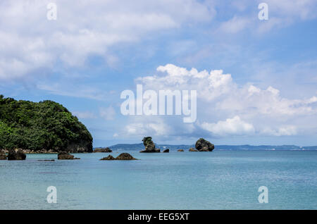 Une vue de la plage à Tsuken Island à Okinawa, au Japon. Banque D'Images