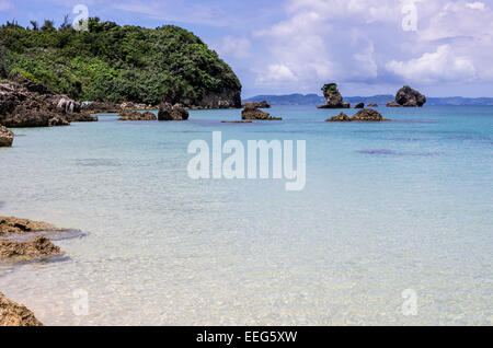 Une vue de la plage à Tsuken Island à Okinawa, au Japon. Banque D'Images