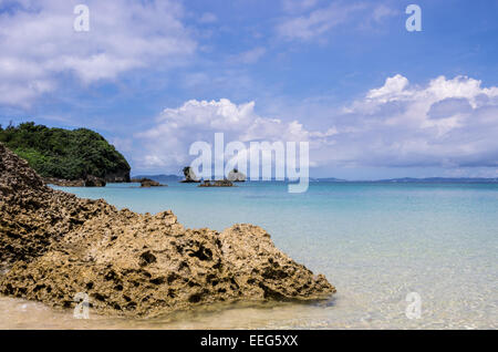 Une vue de la plage à Tsuken Island à Okinawa, au Japon. Banque D'Images