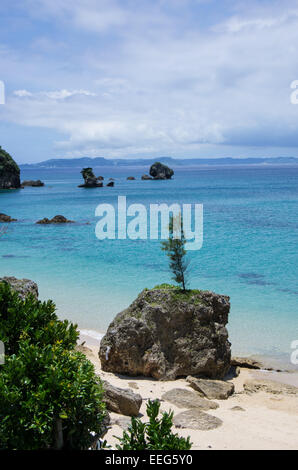 Une vue de la plage à Tsuken Island à Okinawa, au Japon. Banque D'Images