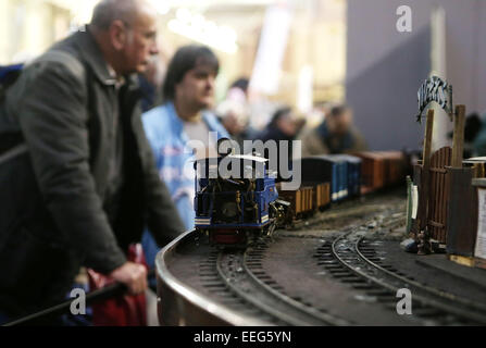 Londres, Grande-Bretagne. 17 Jan, 2015. Visitez le modèle Hobbiests Londres Génie Exposition au Alexandra Palace à Londres, Grande-Bretagne, le 17 janvier, 2015 sur. Les trois jours de l'ouverture de l'exposition le 16 janvier a une gamme complète de la modélisation de l'ingénierie des modèles traditionnels, les locomotives à vapeur et les moteurs de traction au moyen de kits d'Airfix, opérationnels et de figurines jouets et gadgets modernes, y compris la télécommande camions, bateaux, avions, hélicoptères et des robots. Plus de 50 modèles d'outre-mer britannique et les associations ont participé à l'exposition. Credit : Han Yan/Xinhua/Alamy Live News Banque D'Images