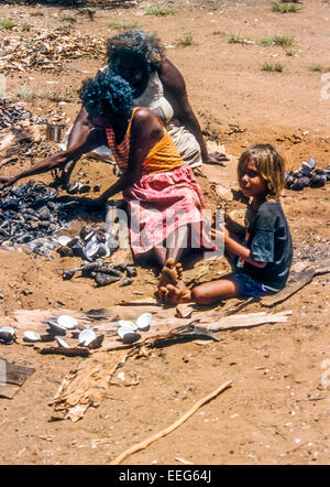 Les femmes autochtones de Tiwi, bulots cuisson Tiwi Islands, Territoire du Nord, Australie Banque D'Images