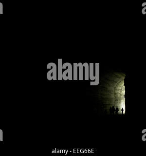 Silhouettes dans un grand tunnel Banque D'Images