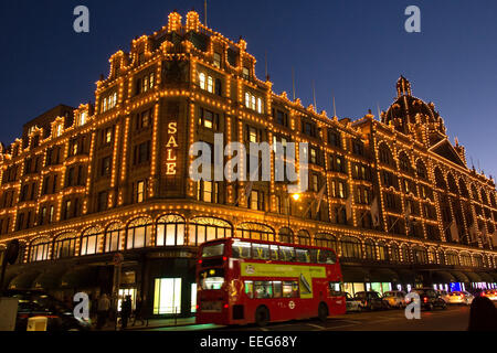 Harrods éclairés la nuit à Londres. Banque D'Images