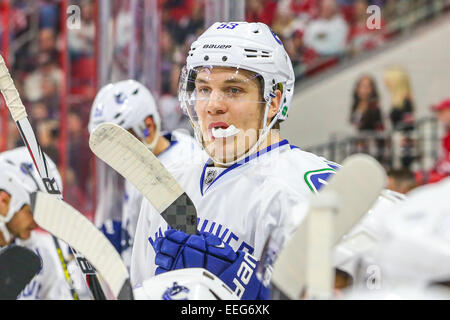 Raleigh, Caroline du Nord, USA. 16 janvier, 2015. Centre des Canucks de Vancouver Bo Horvat (53) au cours de la LNH, match entre les Canucks de Vancouver et les Hurricanes de la Caroline au PNC Arena. Les Canucks de Vancouver a défait les Hurricanes de la Caroline 3-0. Credit : Andy Martin Jr./ZUMA/Alamy Fil Live News Banque D'Images