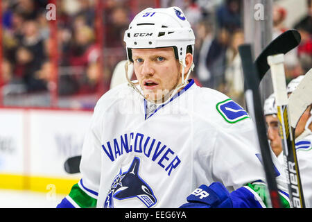 Raleigh, Caroline du Nord, USA. 16 janvier, 2015. L'aile droite des Canucks de Vancouver Derek Dorsett (51) au cours de la LNH, match entre les Canucks de Vancouver et les Hurricanes de la Caroline au PNC Arena. Les Canucks de Vancouver a défait les Hurricanes de la Caroline 3-0. Credit : Andy Martin Jr./ZUMA/Alamy Fil Live News Banque D'Images