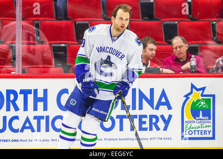 Raleigh, Caroline du Nord, USA. 16 janvier, 2015. L'aile droite des Canucks de Vancouver Zack Kassian (9) au cours de la LNH, match entre les Canucks de Vancouver et les Hurricanes de la Caroline au PNC Arena. Les Canucks de Vancouver a défait les Hurricanes de la Caroline 3-0. Credit : Andy Martin Jr./ZUMA/Alamy Fil Live News Banque D'Images