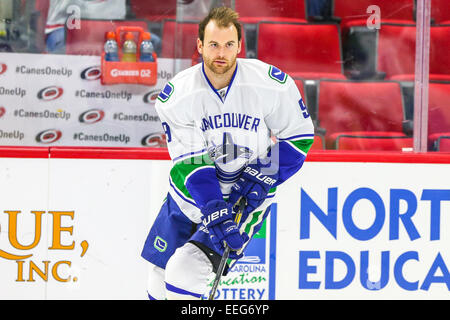 Raleigh, Caroline du Nord, USA. 16 janvier, 2015. L'aile droite des Canucks de Vancouver Zack Kassian (9) au cours de la LNH, match entre les Canucks de Vancouver et les Hurricanes de la Caroline au PNC Arena. Les Canucks de Vancouver a défait les Hurricanes de la Caroline 3-0. Credit : Andy Martin Jr./ZUMA/Alamy Fil Live News Banque D'Images