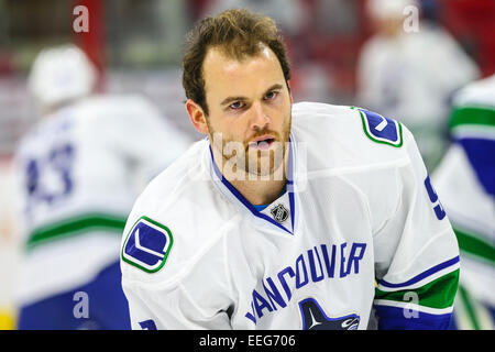Raleigh, Caroline du Nord, USA. 16 janvier, 2015. L'aile droite des Canucks de Vancouver Zack Kassian (9) au cours de la LNH, match entre les Canucks de Vancouver et les Hurricanes de la Caroline au PNC Arena. Les Canucks de Vancouver a défait les Hurricanes de la Caroline 3-0. Credit : Andy Martin Jr./ZUMA/Alamy Fil Live News Banque D'Images