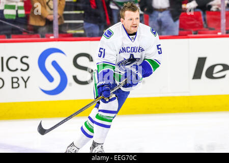 Raleigh, Caroline du Nord, USA. 16 janvier, 2015. L'aile droite des Canucks de Vancouver Derek Dorsett (51) au cours de la LNH, match entre les Canucks de Vancouver et les Hurricanes de la Caroline au PNC Arena. Les Canucks de Vancouver a défait les Hurricanes de la Caroline 3-0. Credit : Andy Martin Jr./ZUMA/Alamy Fil Live News Banque D'Images