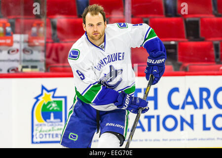 Raleigh, Caroline du Nord, USA. 16 janvier, 2015. L'aile droite des Canucks de Vancouver Zack Kassian (9) au cours de la LNH, match entre les Canucks de Vancouver et les Hurricanes de la Caroline au PNC Arena. Les Canucks de Vancouver a défait les Hurricanes de la Caroline 3-0. Credit : Andy Martin Jr./ZUMA/Alamy Fil Live News Banque D'Images