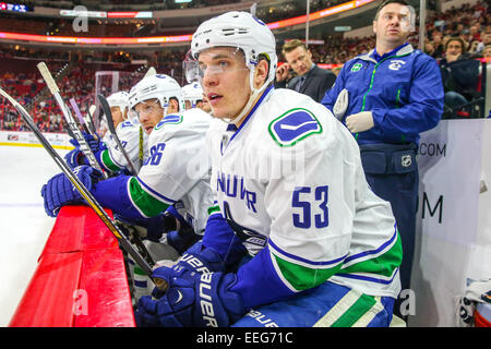 Raleigh, Caroline du Nord, USA. 16 janvier, 2015. Centre des Canucks de Vancouver Bo Horvat (53) au cours de la LNH, match entre les Canucks de Vancouver et les Hurricanes de la Caroline au PNC Arena. Les Canucks de Vancouver a défait les Hurricanes de la Caroline 3-0. Credit : Andy Martin Jr./ZUMA/Alamy Fil Live News Banque D'Images