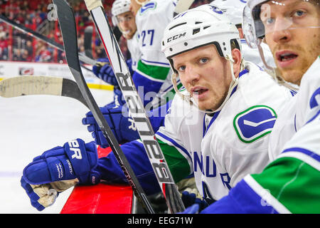 Raleigh, Caroline du Nord, USA. 16 janvier, 2015. L'aile droite des Canucks de Vancouver Derek Dorsett (51) au cours de la LNH, match entre les Canucks de Vancouver et les Hurricanes de la Caroline au PNC Arena. Les Canucks de Vancouver a défait les Hurricanes de la Caroline 3-0. Credit : Andy Martin Jr./ZUMA/Alamy Fil Live News Banque D'Images
