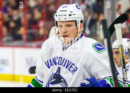 L'aile droite des Canucks de Vancouver Derek Dorsett (51) au cours de la LNH, match entre les Canucks de Vancouver et les Hurricanes de la Caroline au PNC Arena. Les Canucks de Vancouver a défait les Hurricanes de la Caroline 3-0. Banque D'Images