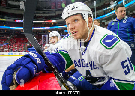 L'aile droite des Canucks de Vancouver Derek Dorsett (51) au cours de la LNH, match entre les Canucks de Vancouver et les Hurricanes de la Caroline au PNC Arena. Les Canucks de Vancouver a défait les Hurricanes de la Caroline 3-0. Banque D'Images