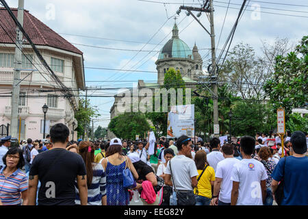 Intramuros, Manille, Philippines, 16 janvier 2015. Des milliers de Philippins à pied vers la cathédrale de Manille le Vendredi, Janvier 16, 2015 pour avoir un aperçu du Pape François, qui devait célébrer la Messe avec les évêques, prêtres, religieux et autres. Banque D'Images