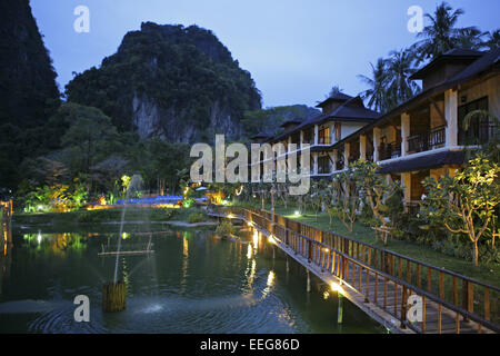 La Thaïlande, Provinz Krabi, Railay Princess Resort, Spa und bei nacht, Abend, Daemmerung, beleuchtet, Garten, Ferienanlage, Hotel, Banque D'Images