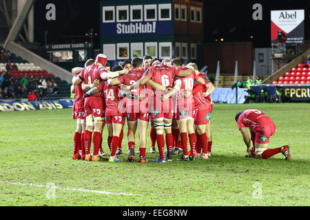 Leicester, Royaume-Uni. 16 janvier, 2015. European Rugby Champions Cup. Leicester Tigers et écarlate. Scarlets huddle avant le début du match. Credit : Action Plus Sport/Alamy Live News Banque D'Images