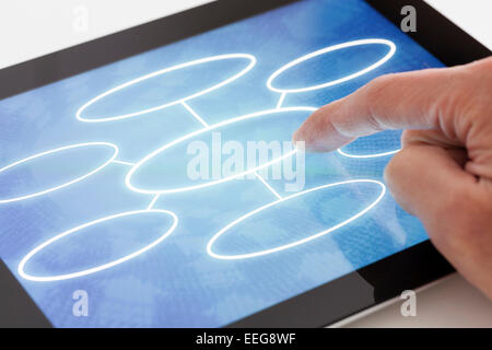 En cliquant sur une tablette avec organigramme Banque D'Images