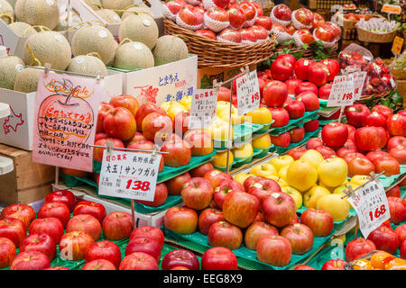 Fruits frais dans un greengrocery Banque D'Images