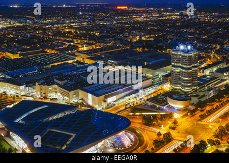 Blick auf die bmw-welt und Hauptverwaltung 'BMW-Vierzylinder", München, Bayern, Deutschland, Europa, regardez la BMW Welt et il Banque D'Images