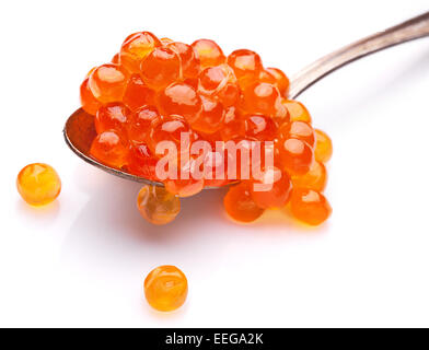 Caviar rouge dans la cuillère en argent isolé sur un fond blanc. Banque D'Images